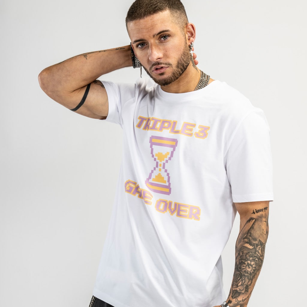 White Skateboarding game over t shirt